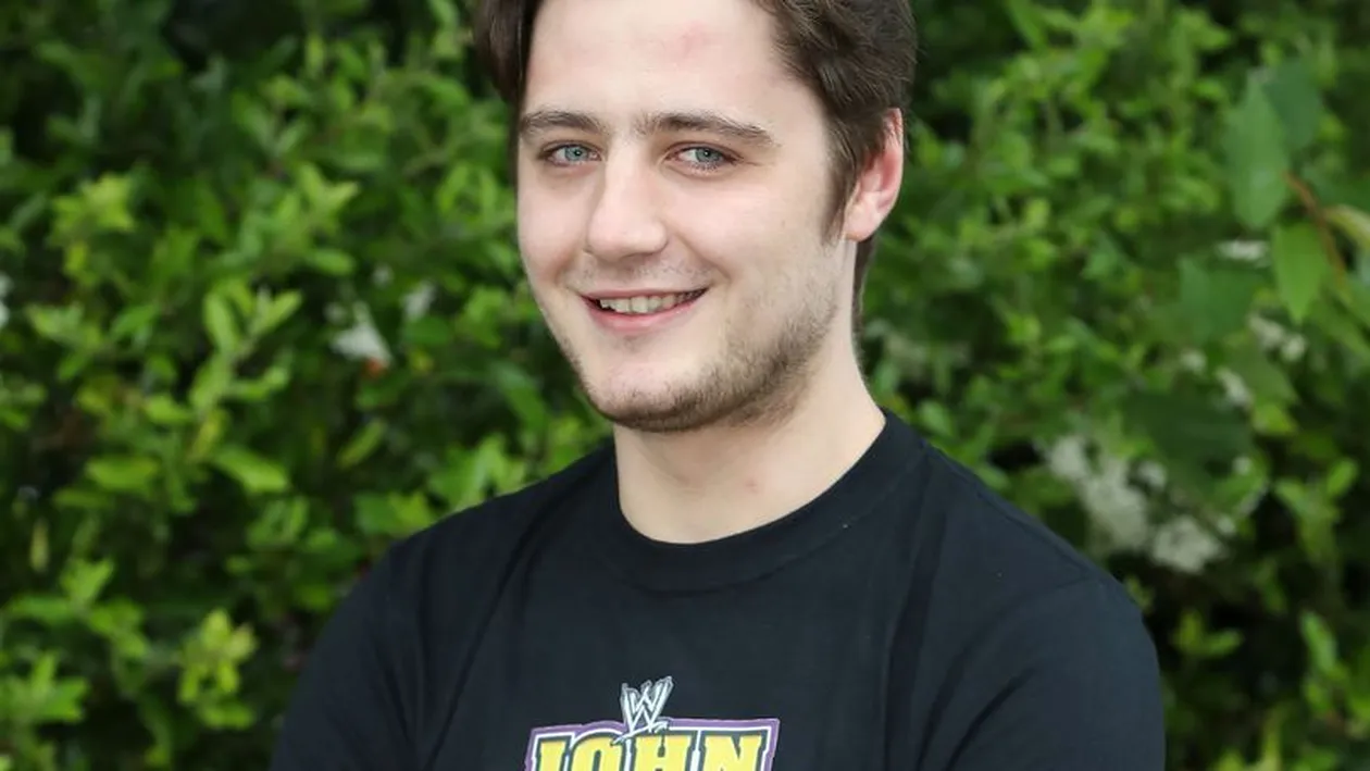 După o noapte lungă, un tânăr s-a trezit cu o durere de cap îngrozitoare și cu numele schimbat