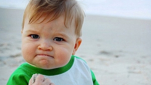 Acesta e „Success Kid“, băieţelul pe care îl cunoaşte toată planeta, iar povestea lui e una incredibilă! După ce a devenit star pe internet, şi-a salvat tatăl de la moarte