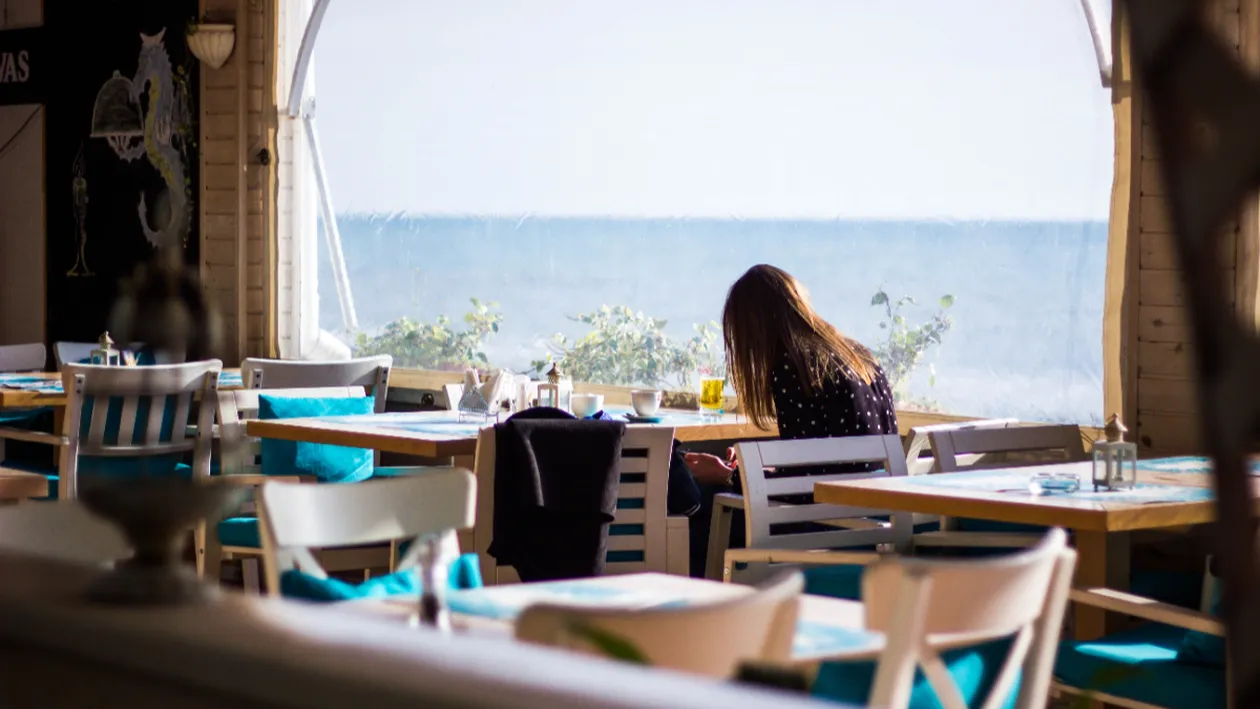 Cât a scos din buzunar o turistă pentru o porție de mămăliguță la Eforie Nord. A încremenit când a văzut nota de plată