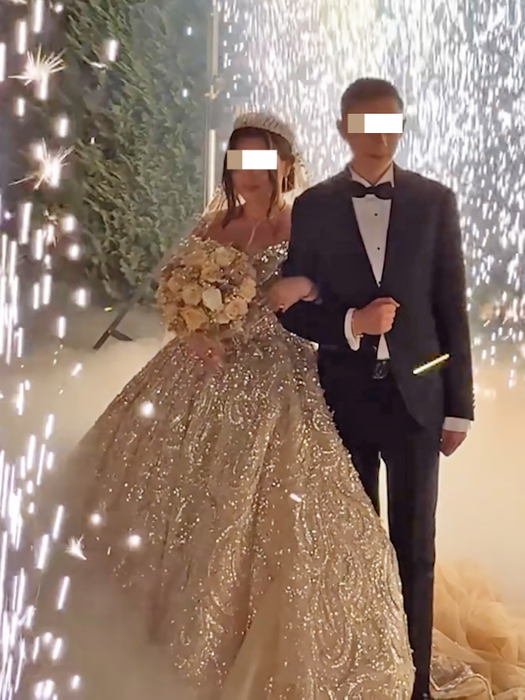 Nunta virală din Timișoara a dus extravaganța la alt nivel! Bolizi de milioane, tort cu zece etaje și cârnați atârnați în copaci