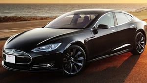 Câţi bani a plătit un american pe o maşină Tesla Model S! Vezi în ce monedă s-a făcut tranzacţia