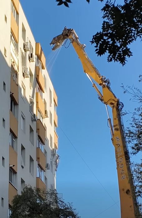 A început demolarea blocului afectat de explozia din Rahova. Primele imagini + planul autorităților
