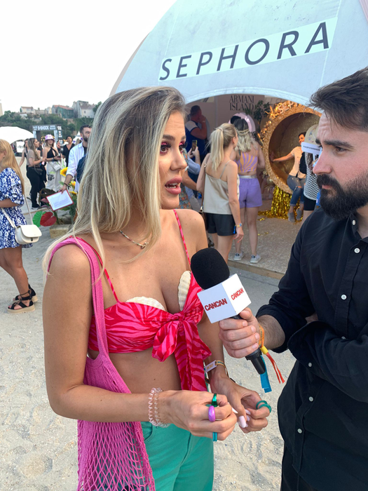 Emily Burghelea se distrează singură în această seară