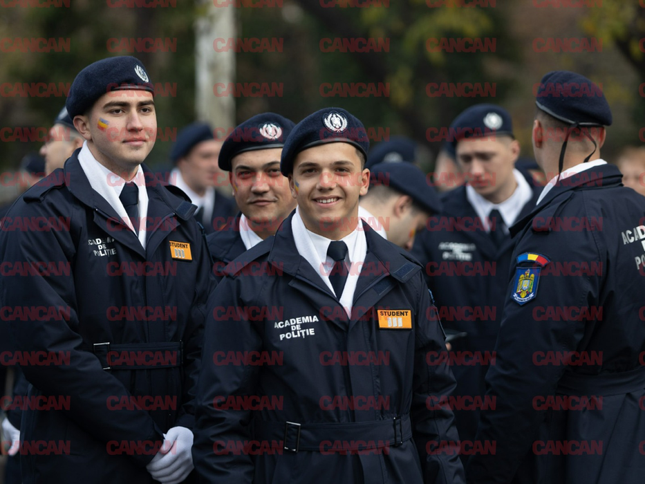Imagini LIVE de la parada militară de 1 decembrie. Cum au apărut poliţistele la defilare. FOTO