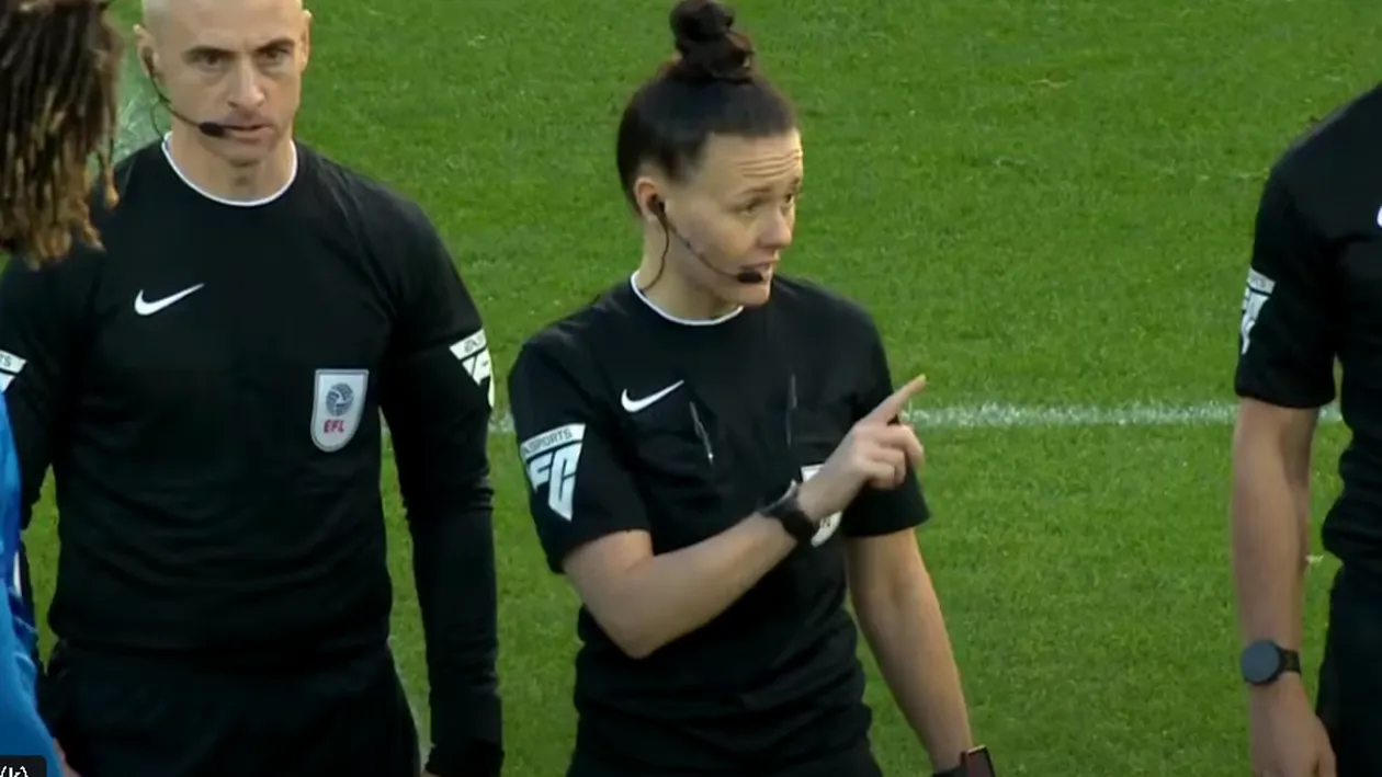 Ce s-a auzit din tribune la primul meci din istoria Premier League arbitrat de o femeie
