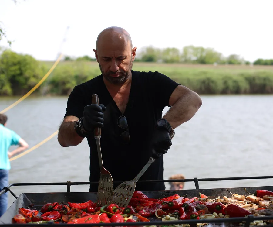 Cătălin Scărlătescu știe cu ce se mănâncă gătitul (Foto: CANCAN.RO)