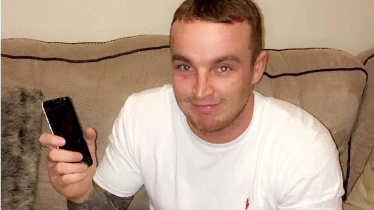 S-a îmbătat atât de rău, încât a început să se certe cu sine la telefon. Vezi ce mesaje şi-a trimis singur acest bărbat! 