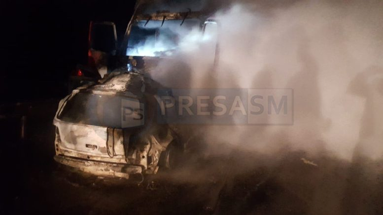 Accident teribil! Un automobil și un tir s-au ciocnit și au luat foc. Un șofer a murit