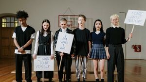 O postare pe Reddit a reaprins dezbaterea dintre generații. Un milenial spune că sora lui din Generația Z este „extrem de dependentă”. „Este produsul generației ei”