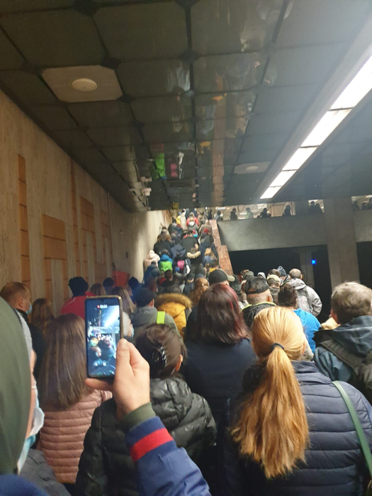 O nouă avarie la metroul din București! Călătorii au fost rugați să coboare pe peron. Cum circulă trenurile | FOTO