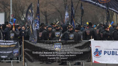 Sute de polițiști au ieșit la protest față de Ordonanța ”trenuleț”: ”Ne exploatați!”