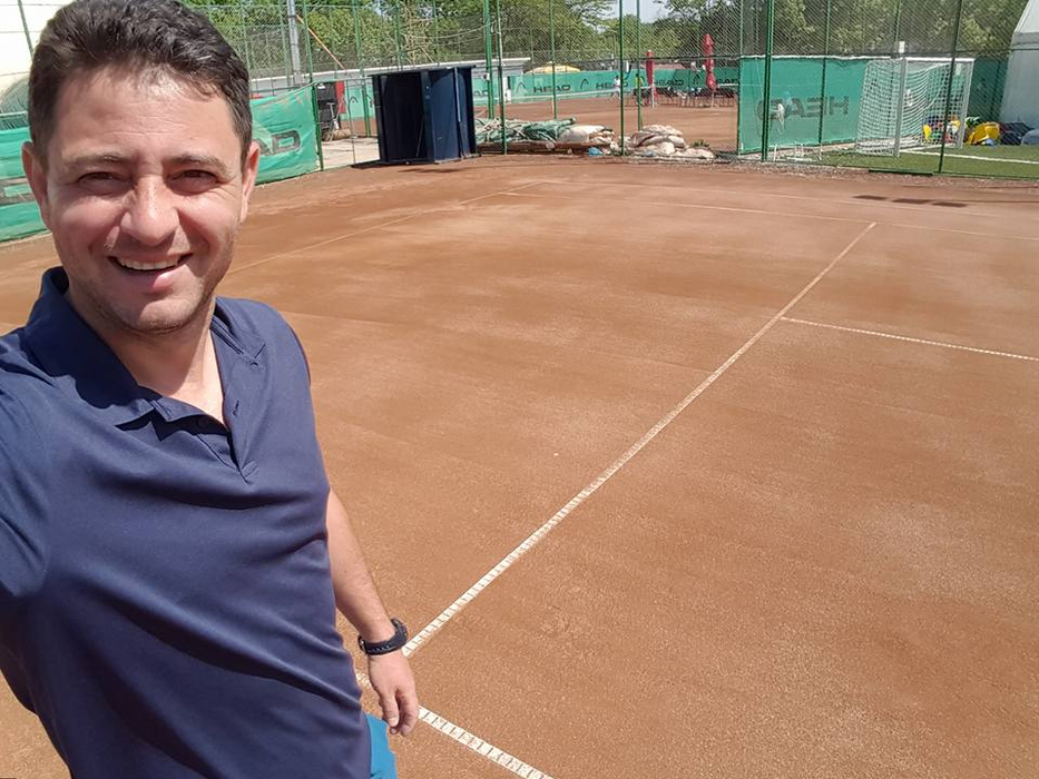 În vârstă de 45 de ani, Ciprian Raț administrează terenurile de tenis pe care fratele lui le deține în București © Facebook