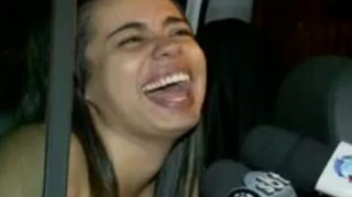 VIDEO Beata manga! O soferita dezbracata nu stie de capul ei si rade cu gura la urechi din masina politiei! Vezi in ce hal face de fata cu televiziunile!