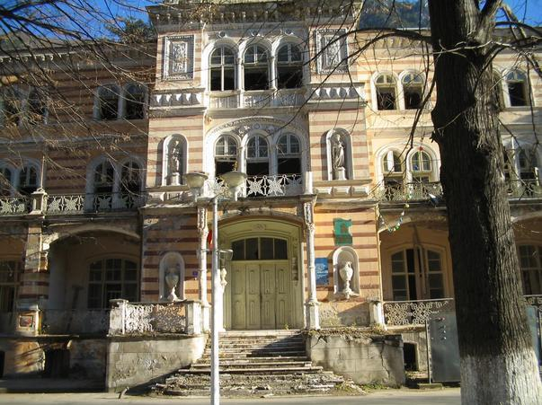 ANAF a decis să scoată la vânzare acest hotel din Băile Herculane despre care se spune că e bântuit! Iată de la ce sumă fabuloasă porneşte licitaţia