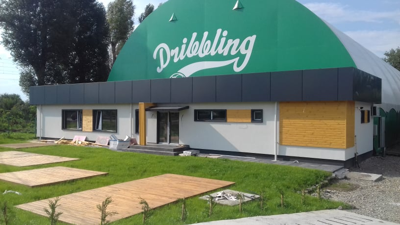 Sala de fotbal se află chiar lângă parcul Gherăiești