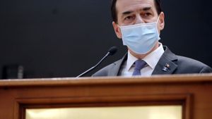 Masca de protecție obligatorie încă 14 zile. Anunțul făcut de premierul Ludovic Orban