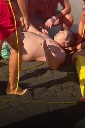 La un pas de tragedie! Un turist a intrat băut în apă, la Costinești, iar apoi striga după salvamari să-i salveze viața