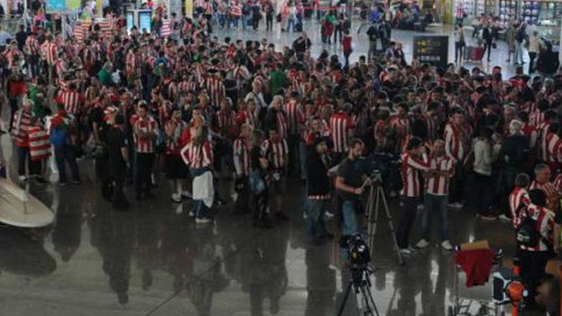 Mii de suporteri sunt blocati pe aeroportul din Bilbao! Pe Otopeni, totul decurge normal, desi e cea mai aglomerata zi din istorie!