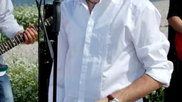 Alex Vasilache doneaza microfonul cu care a cantat cand a inceput colaborarea la Cronica Carcotasilor!