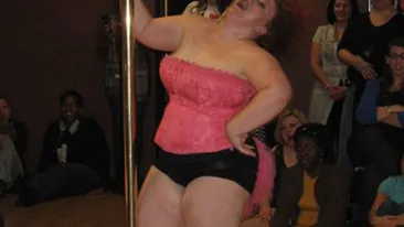 VIDEO Striptease cu greutate! Asa ceva nu ai mai vazut: dansatoarea de 114 kilograme care rupe bara!