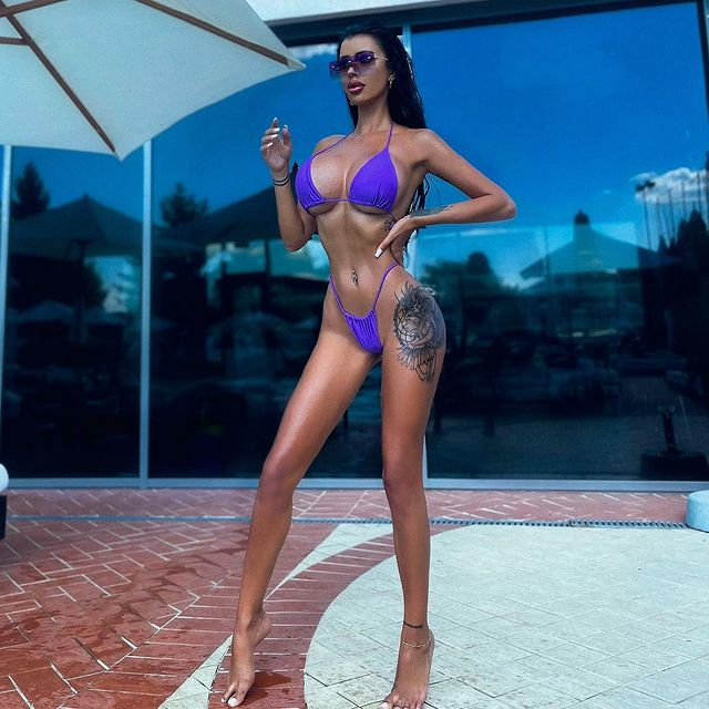 Laura știe cum să-i "întărâte" pe masculii de pe Instagram!