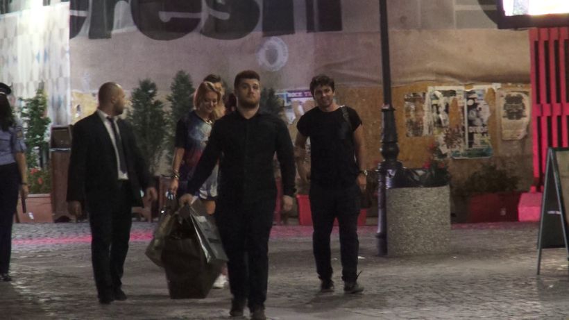 Delia a dat proba echilibrului pe piatra cubica din Centrul Vechi dupa ce a baut pana la patru dimineata in cinstea sotului ei!