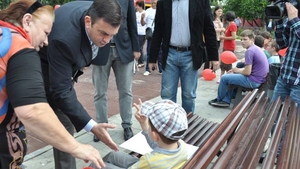 Candidatul USL la Primaria Sectorului 6, Rares Manescu, s-a intalnit, de Ziua Copiilor, cu parintii care au iesit in parc cu cei mici