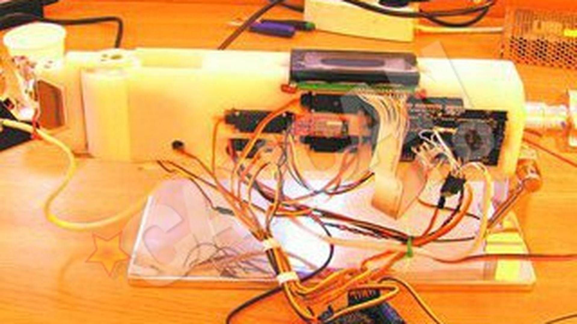 A inventat mana-robot cu cinci degete. Inedita creatie a doljeanului Razvan Cosmin Berceanu reproduce miscarile tipice ale mainii