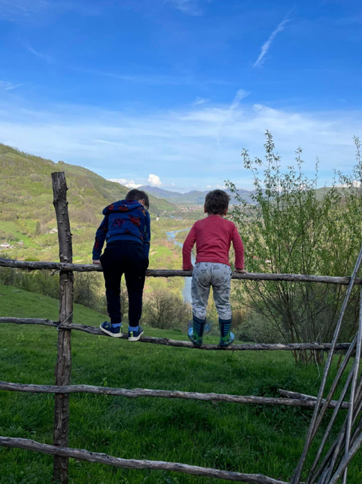 Și-au găsit fericirea după ce au părăsit Bucureștiul și s-au mutat în vârful unui deal din Maramureș. Povestea unei familii cu 4 copii care s-a regăsit într-un loc parcă atins de Dumnezeu