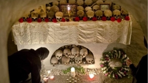 Ritual macabru intr-o manastire de langa Bucuresti! Maicutele se roaga la cranii in noaptea de Inviere!