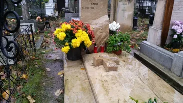 Ce se intampla la mormantul unui actor celebru, plans de sute de persoane la inmormantare!