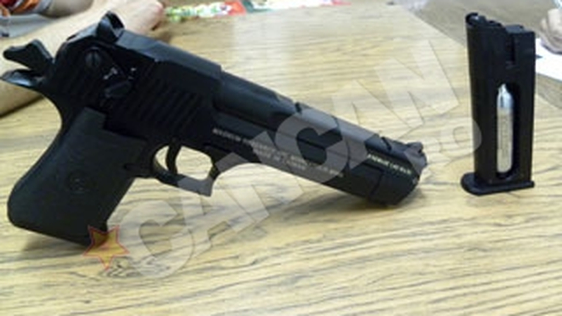 Patru barbati din Galati au tras cu pistolul cu gaze intr-o femeie, din teribilism