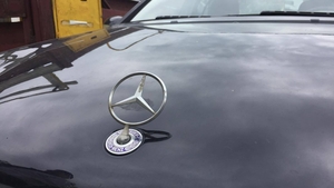 Imagini fabuloase. Soţul unei judecătoare din Iaşi s-ar fi "răzbunat" pe un Mercedes, de faţă cu magistratul. "A căutat scandal. Mi-a rupt oglinda”