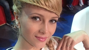 Incredibila transformare a Lorei! Era total diferita! Uite-o bruneta cu parul lung, dar si creata cu parul scurt