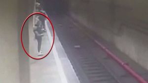 Mărturiile șocante ale Alexandrei Costache, fata care a reușit să “dribleze” moartea când Magdalena Șerban, “criminala de la metrou”, a împins-o de trei ori când trenul intra în stație