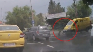 VIDEO Imagini socante in Capitala! Momentul in care soferul unei dubite loveste in plin un copil pe trecerea de pietoni