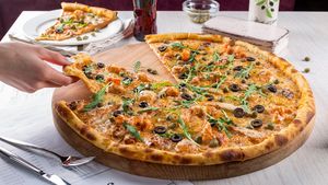 Scandal pe TikTok după ce oamenii au învățat un truc. Cum poți lua o felie de pizza, fără a le atinge pe restul?