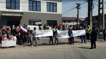 VIDEO. Sute de romi au ieșit în stradă, la Românești. Scandează Jos balastierele și spun rugăciuni