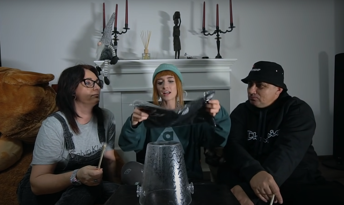 Bianca Adam, alături de părinții ei. Sursă foto: captură video YouTube (vlog din 2019)