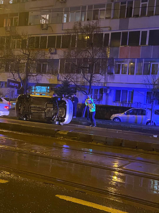Rupt de beat, inspectorul ANAF a urcat la volan și a ajuns cu roțile în sus! Martorii s-au crucit când l-au scos din mașină