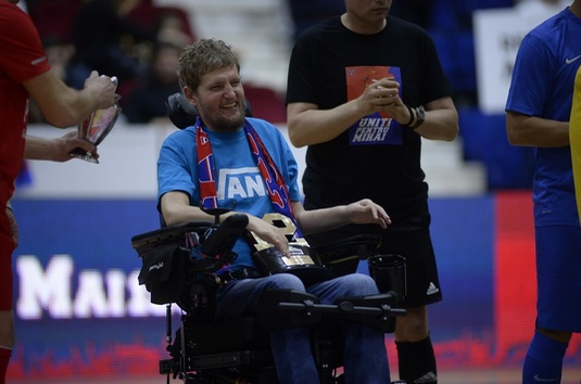 Un spectacol sportiv ce a cuprins o partida intre vedetele clubului de fotbal FCSB, a avut loc, luni 9 Mai 2016, in sala Polivalenta din Bucuresti, in semn de solidaritate cu fotbalistul Mihai  Nesu.  MARIAN ILIE / MEDIAFAX FOTO