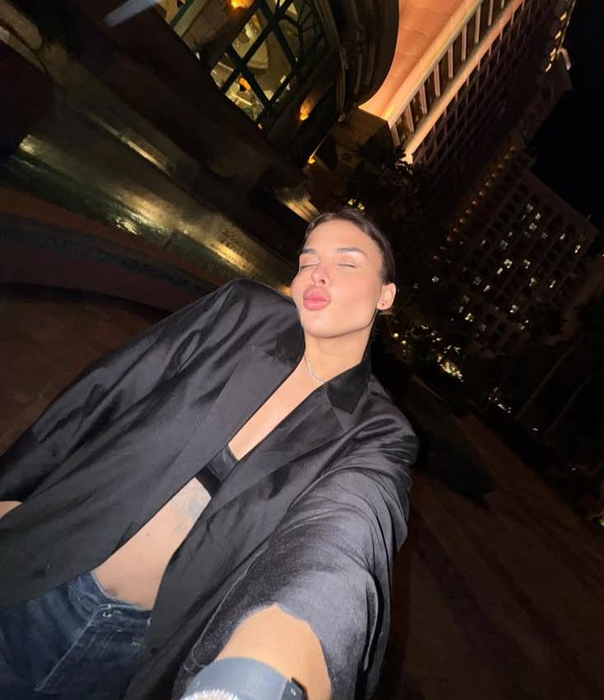 Andreea Popescu le dă replica mamelor din online care o critică. sursă - social media