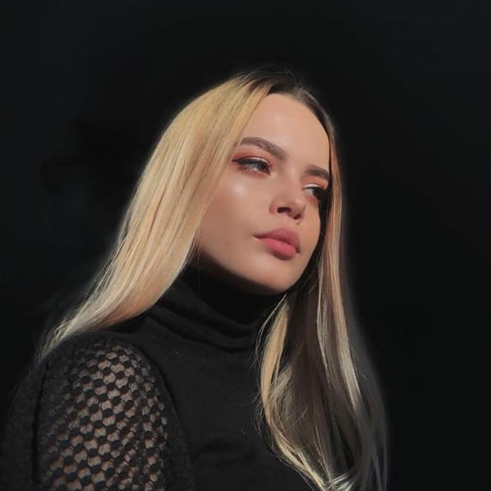 Artista din România care a stat închisă timp de 24 de ore într-o cameră, în văzul tuturor, pe Calea Victoriei: „Se opreau oamenii, băteau în geam”