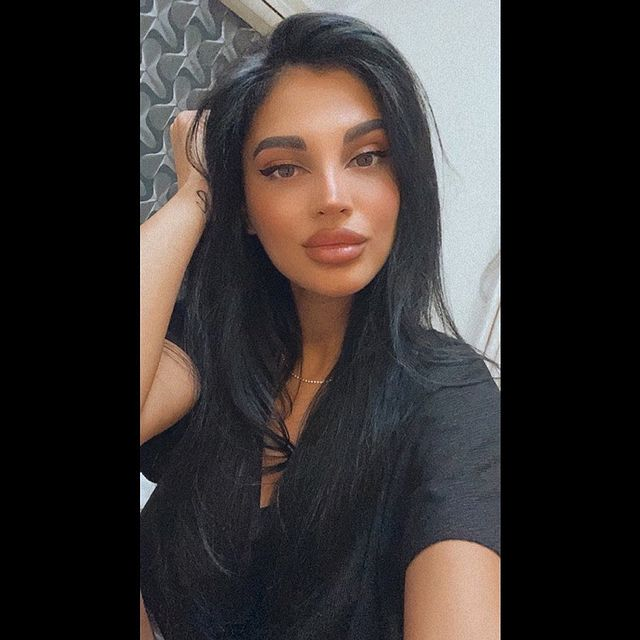 Fie că îmbracă un costum de baie, un body mulat sau o ținută elegantă, Beatrice este mereu la înălțime