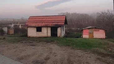 Dramă pentru trei copii orfani de mamă din Balş-Olt. Casa lor a fost distrusă într-un incendiu şi cer ajutor