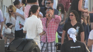 Bogdan Vladau este tanar si nelinistit! A facut circ in club si apoi s-a rupt in figuri la bordul unui Hummer, prin Mamaia!