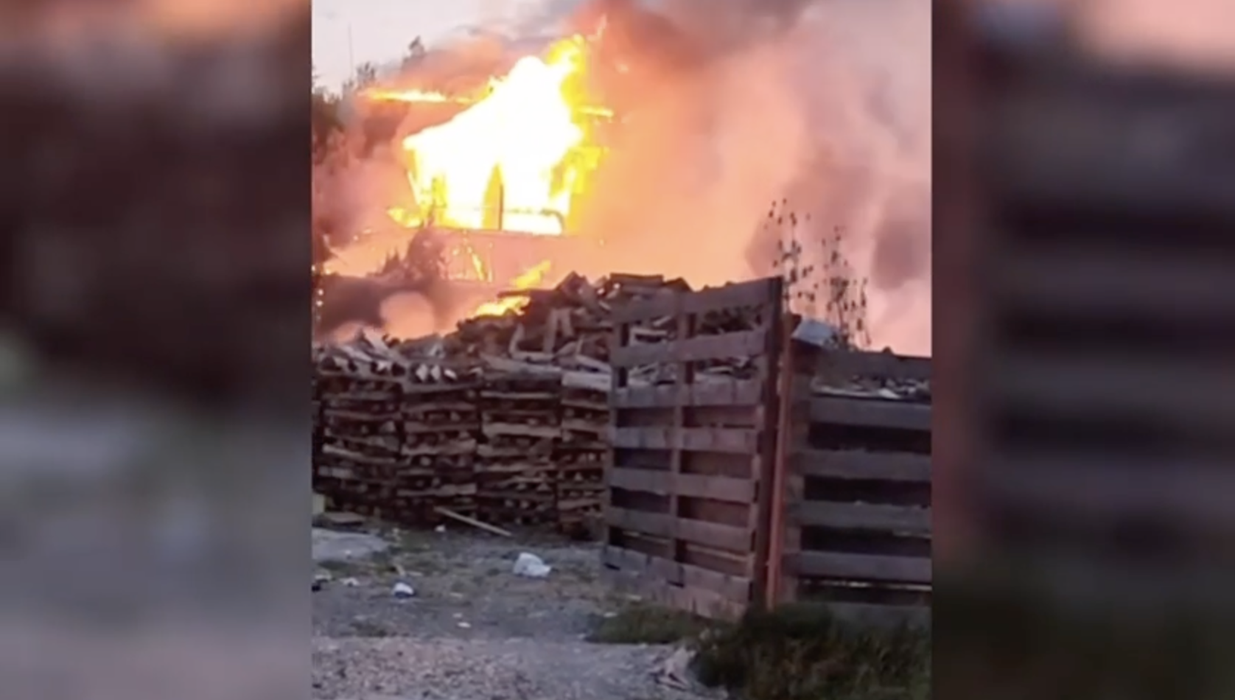 BREAKING | Incendiu devastator în Râșnov! Focul s-a extins la clădirea pensiunii Maggie’s Ranch