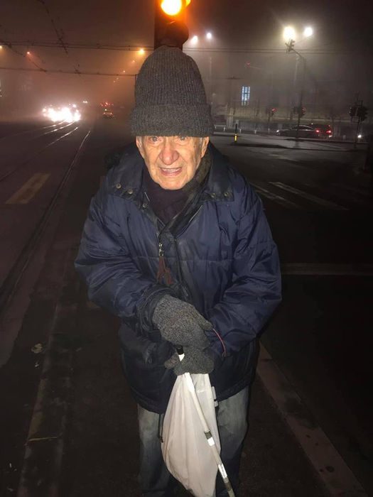 Ți se rupe inima! Fotografie emoționantă cu un bătrân din Iași. “Are o situație cumplită!”