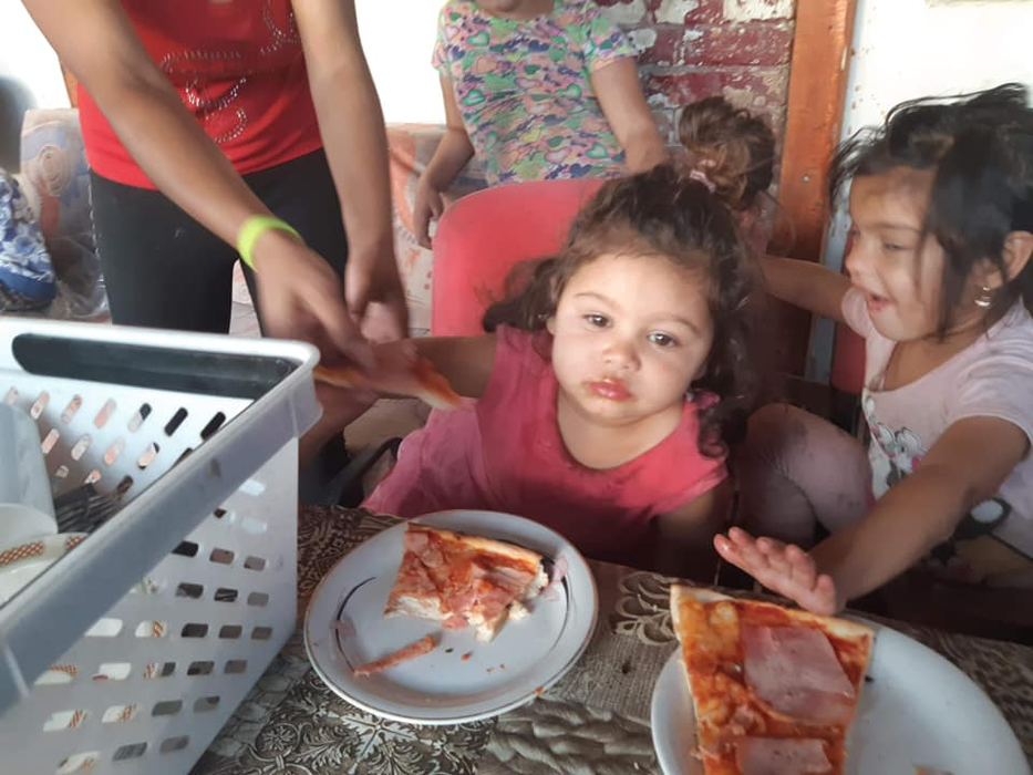 Un pastor din Târgu-Mureș are grijă de zeci de copii care trăiesc într-o sărăcie lucie! Oamenii au făcut un apel disperat pe Facebook: „Îmi tremură mâna pe tastatură!”
