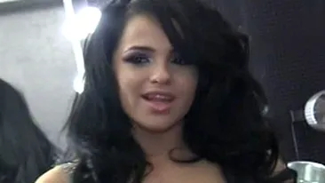 VIDEO Diana Guresoaie se saruta cu o prietena in masina